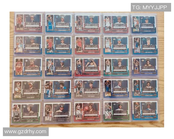 网红主播激情拆解足球球星卡包 狂热粉丝现场见证珍稀卡片揭晓